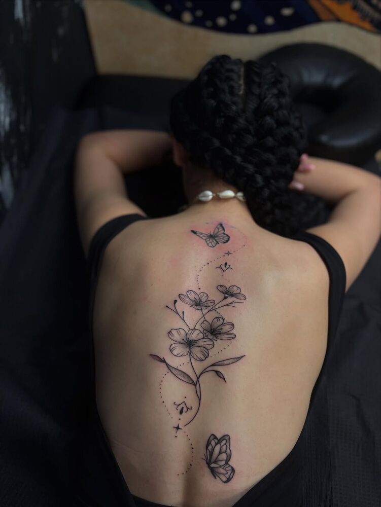 Tatuaż kwiatowy z motylami na plecach – motyw kwiatowy, studio Anteiku.ink Gniezno