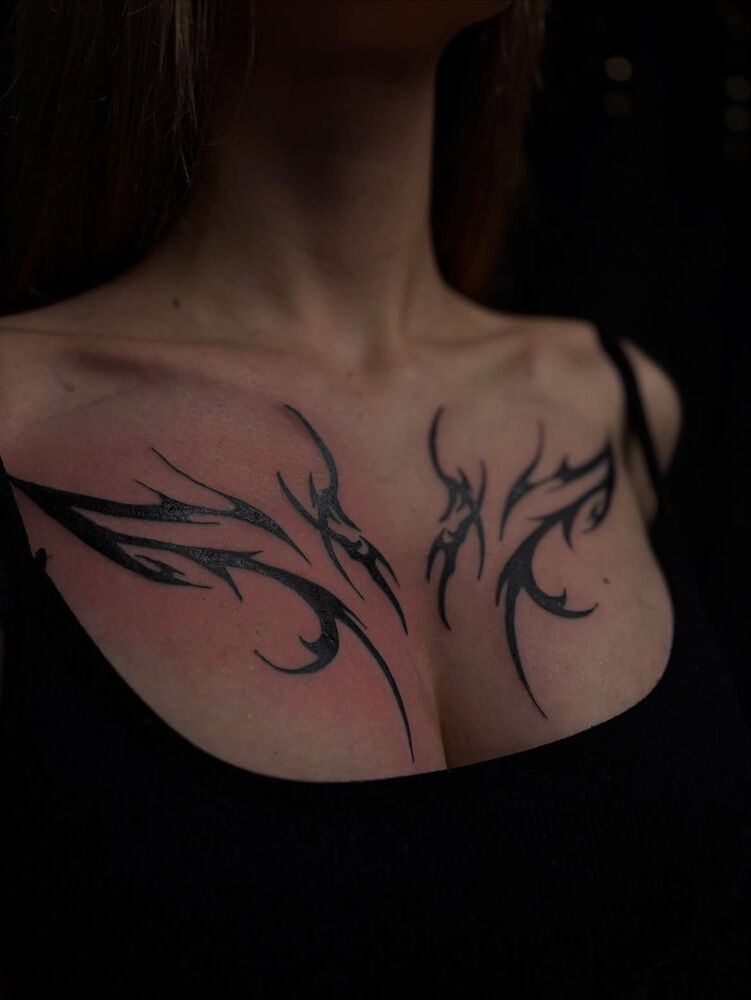 Tatuaż tribal blackwork na klatce piersiowej – tatuaż graficzny Gniezno