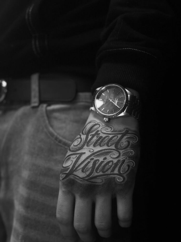 Tatuaż napisowy Street Vision na dłoni – tatuaż lettering studio Gniezno