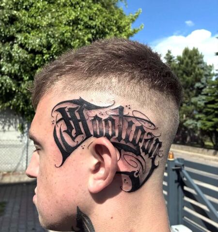 Tatuaż napisowy Hooligan wykonany na głowie – tatuaż lettering, gotycka czcionka Gniezno