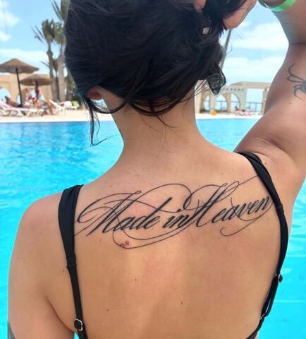 Tatuaż napisowy Made in Heaven na plecach – tatuaż lettering damski Gniezno